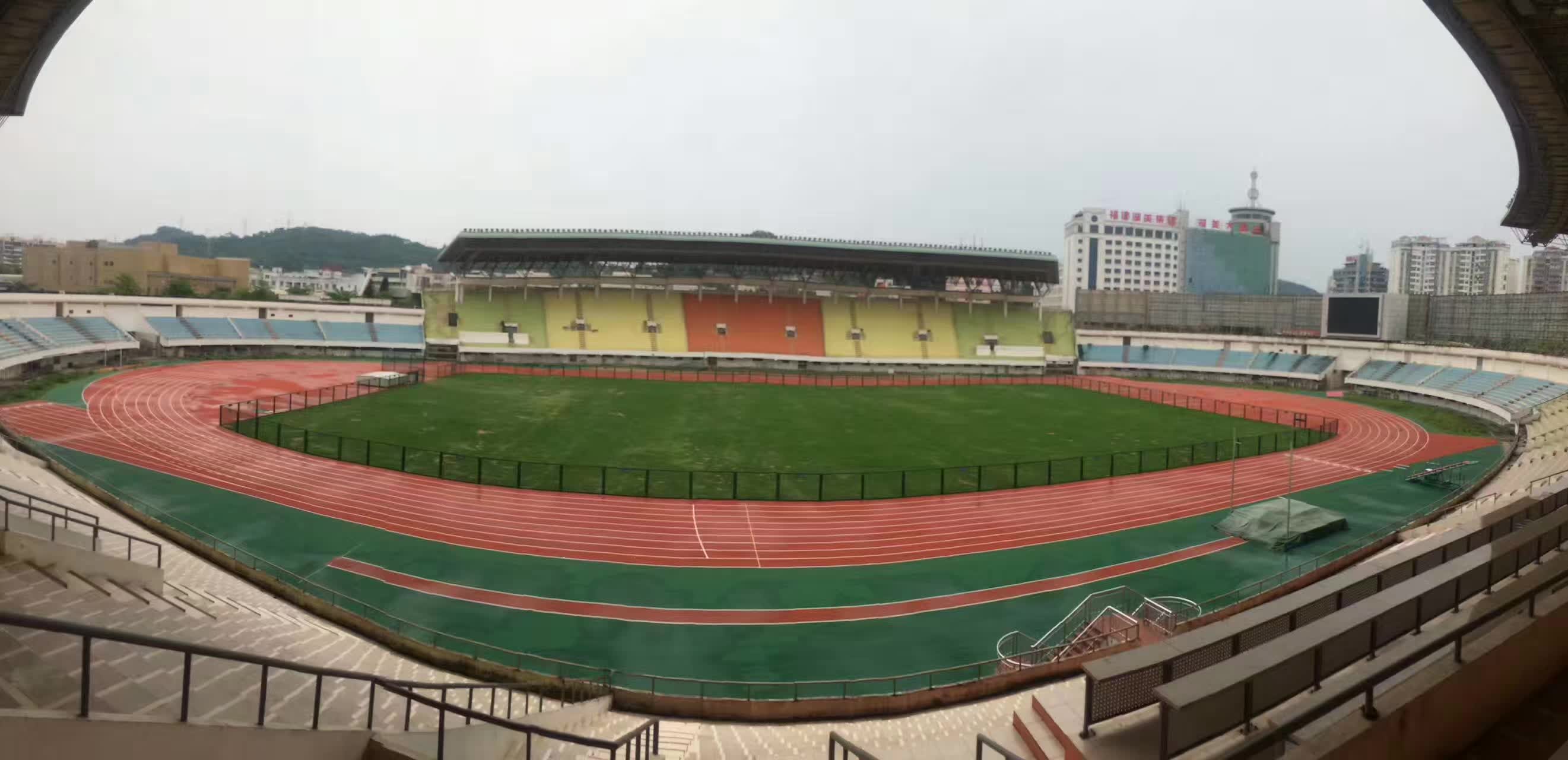 足球场养护~兰引三号天然草,春意盎然